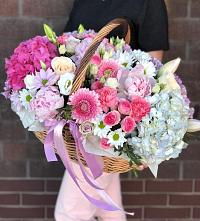 Композиция солнечный день в Ельники Цветочная композиция из Розы, Хризантемы, Пионы и Лизиантусы в корзине в Ельники